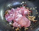 รูปขั้นตอนการทำที่ 3 ของ บะหมี่จีนเส้นหยักผัดหม่าล่า หมูสไลซ์