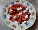 Une image de l'étape 4 de Salade estivale tomate, fromage, capres, olives, basilic et huile d'olive 🌱.