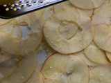 Ensalada de espárragos blancos sobre carpaccio de manzana y remolacha