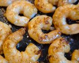 Foto del paso 2 de la receta Ensalada tibia de vieiras y gambas salteadas con mango y aguacate