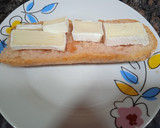 Foto del paso 2 de la receta: Torrada con tomate, queso brie y olivada