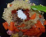 Foto langkah ke 6 dari resep Mie goreng instan spesial.
