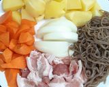 รูปขั้นตอนการทำที่ 1 ของ หมูต้มมันฝรั่งเส้นบุก (肉じゃが)