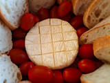 Сир брі запечений з помідорами