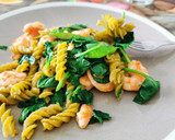 Foto del paso 2 de la receta: Espinacas con langostinos y pasta