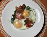 Foto del paso 3 de la receta: Huevos rotos con espárragos silvestres y jamón