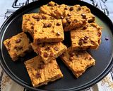 Banános zabpelyhes csokicsipszes szeletek recept fázis 3 fotója