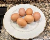 Foto del paso 1 de la receta: Huevos rellenos con bechamel y atún