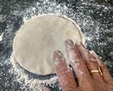 ज्वारीची भाकरी (Jwarichi Bhakri Recipe In Marathi) रेसिपी स्टेप 2 फोटो 