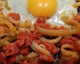 รูปขั้นตอนการทำที่ 2 ของ โชลิโซผัดไข่ (แหนมไฮโซ)