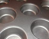 Foto del paso 3 de la receta: Pan saborizado con ajo en molde de cupcake