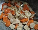 Foto langkah ke 2 dari resep Tumis Wortel Enoki.