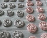 Foto langkah ke 5 dari resep Kue Busa Mawar (Meringue Roses Cookies) ala Amel.
