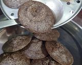 A picture of step 4 of Chocolate idli.