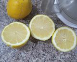 Une image de l'étape 1 de L'eau citronnée 🍋🍋🍋🍋.