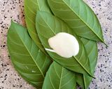 A picture of step 5 of Bánh lá mít - Rau Mơ (Pandan Leaf and Wild Betel Leaf Rice Cakes).