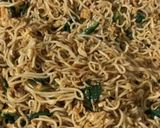 Foto langkah ke 6 dari resep Mie goreng udang rebon.