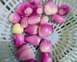 Hình bước làm 7 của món Xôi nghệ chim cút thịt gà