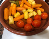 Foto del paso 9 de la receta: Escalopas de lomo con pimientos, queso y guarnición de verdura confitada