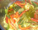 Foto del paso 6 de la receta: Pechugas con pimientos en salsa