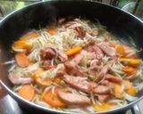 Foto langkah ke 3 dari resep Tumis Tauge Wortel Sosis.
