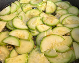 Foto del paso 2 de la receta: Pasta con Calabacín (Pasta alla Norma) 🥒🧀