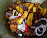 Gambar langkah 5 resipi Ayam Kicap Kentang Terung.
