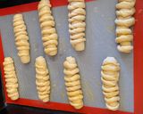 A picture of step 6 of Cream buns.