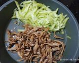 Foto langkah ke 2 dari resep Tumis labu siam + teri jengki pedas mantab👍.