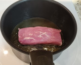 Foto del paso 2 de la receta: Solomillo de cerdo en salsa de puerros, champiñones y zanahorias