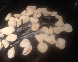 Foto del paso 1 de la receta: Orechietti con chips de ajo guindilla y huevo poche