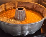 Foto langkah ke 7 dari resep Bolu Karamel (Bolu Sarang Semut).