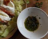 Foto del paso 4 de la receta Ensalada de mozzarella de búfala, jamón ibérico y aceite de hierbas frescas