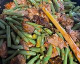 Foto langkah ke 6 dari resep Oseng Daging Buncis Pedas.