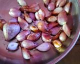 A picture of step 1 of Bhindi and Shallots Masala.