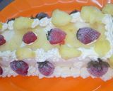 Foto del paso 4 de la receta: Torta helada de piña y frutillas