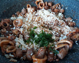 Foto del paso 4 de la receta: Salteado de arroz, calamares y salchichas