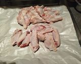 Foto del paso 1 de la receta Alitas maceradas con miel, mostaza y picantes al gusto en Airfryer o al horno