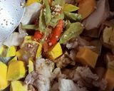 รูปขั้นตอนการทำที่ 2 ของ แกงอ่อมฟักทองหมูสามชั้น (ปลาร้า)
