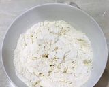 Foto langkah ke 2 dari resep Cara bikin kulit gyoza / pangsit rebus.