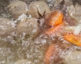 Foto langkah ke 3 dari resep Sup Ayam Bakso Sayuran Kuah Kuning.