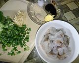 Foto langkah ke 1 dari resep Goong Thod Kratiem (Udang Goreng Bawang Putih).