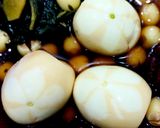 Hình bước làm 3 của món Trứng gà tiềm ngải cứu, hạt sen, táo đỏ