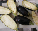Foto del paso 1 de la receta: Berenjenas rellenas con un toque navideño 🎄