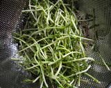 Gambar langkah 2 resipi Simple Pea Sprout Stir Fry.
