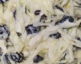 Foto del paso 2 de la receta: Ensalada de repollo y pasas de uva 🍇