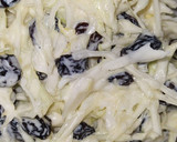 Foto del paso 2 de la receta: Ensalada de repollo y pasas de uva 🍇