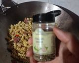 Foto langkah ke 5 dari resep Fusilli Aglio Olio.