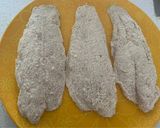 Foto del paso 3 de la receta: Filete de corvinilla frito con harina de yuca