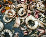 Foto langkah ke 5 dari resep Oseng Cumi Hitam Pedas.